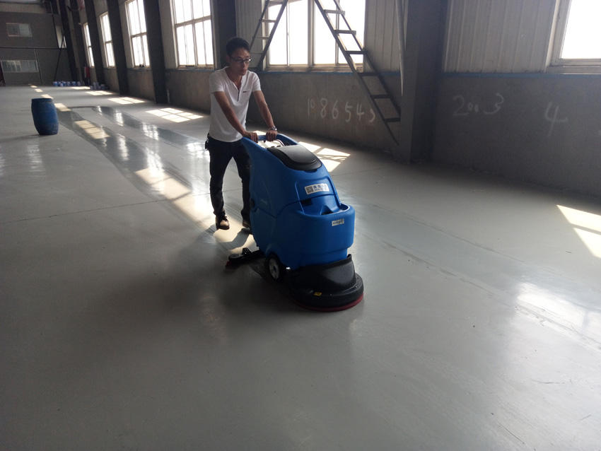 R50B全自動車間用拖地機(jī)使用現(xiàn)場，效果可見。地面保持光亮就得選用車間用拖地機(jī)。