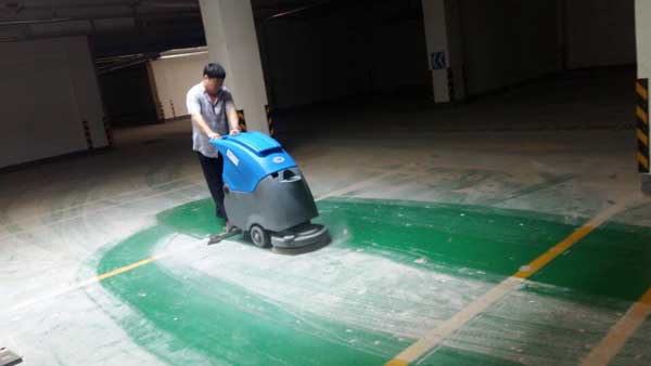 電動手推式洗地機(jī)與人工對比的成本分析