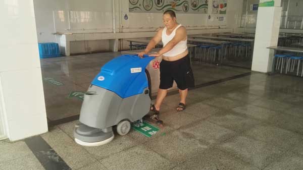電動手推式洗地機(jī)用于學(xué)校食堂餐廳