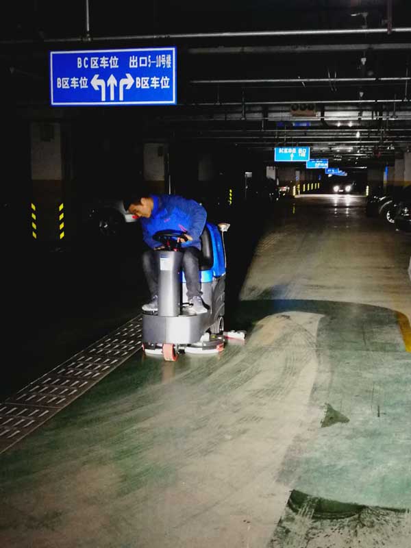 青島物業(yè)車庫選用容恩精品駕駛式電動拖地機
