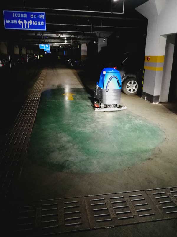 青島物業(yè)車庫選用容恩精品駕駛式電動拖地機