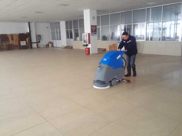 手推電動(dòng)拖地機(jī)為電力公司食堂保潔貢獻(xiàn)力量