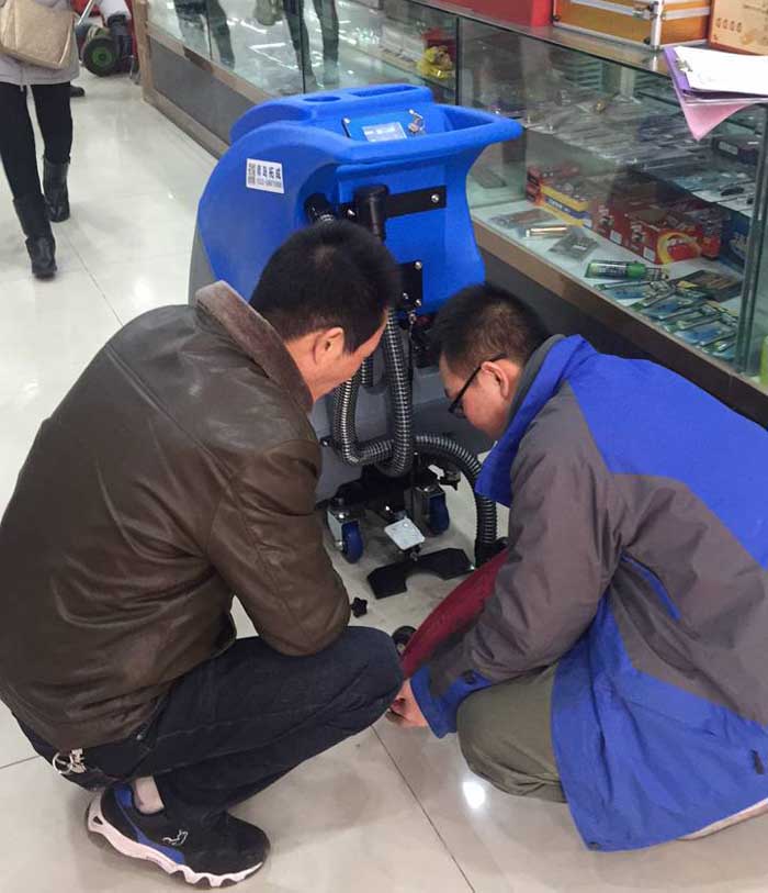 AL50B手推式洗地機(jī)交貨現(xiàn)場售后人員耐心做操作與維護(hù)培訓(xùn)