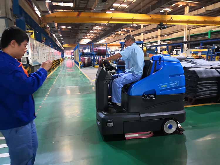 大型洗地車在青島某大型橡膠輪胎廠正式投入使用