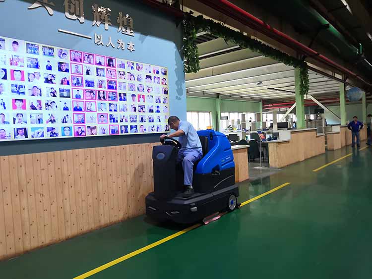 超高工作效率,可高速行駛保潔的大容恩R180大型洗地車在青島某大型橡膠輪胎廠正式投入使用
