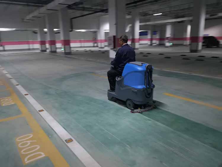 AL70駕駛式洗地機(jī)在新建小區(qū)地下停車場(chǎng)使用現(xiàn)場(chǎng)實(shí)拍