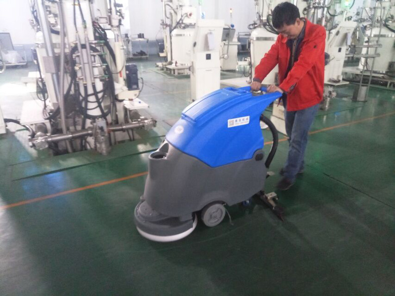 AL50B手推洗地車是工業(yè)洗地車中暢銷款,洗地機(jī)價格便宜,性價比高.